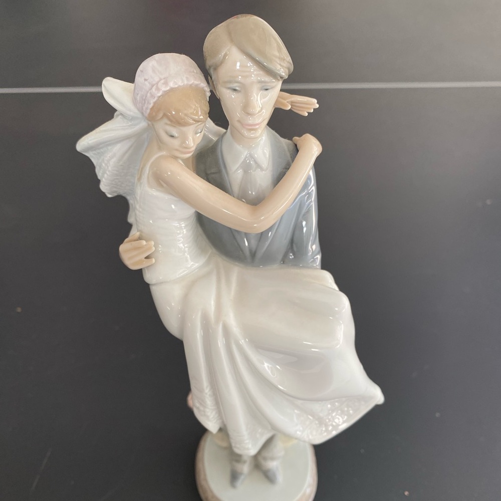 LLADRO Wedding Couple Over The Threshold #5282